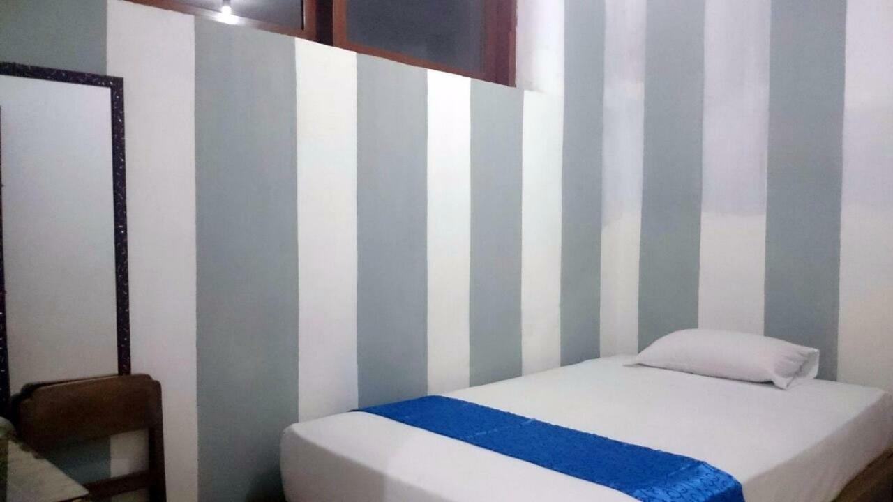 Isro Guesthouse Syariah Kepanjen Kültér fotó